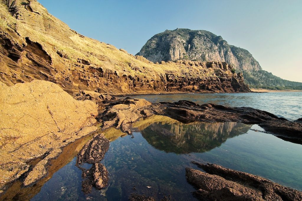 Побережье Ёнмори — отложения песчаника вблизи горы Санбансан на юго-западе Чеджудо